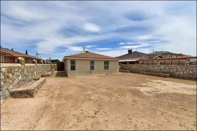 Building Photo - 683 Teichelkamp Dr