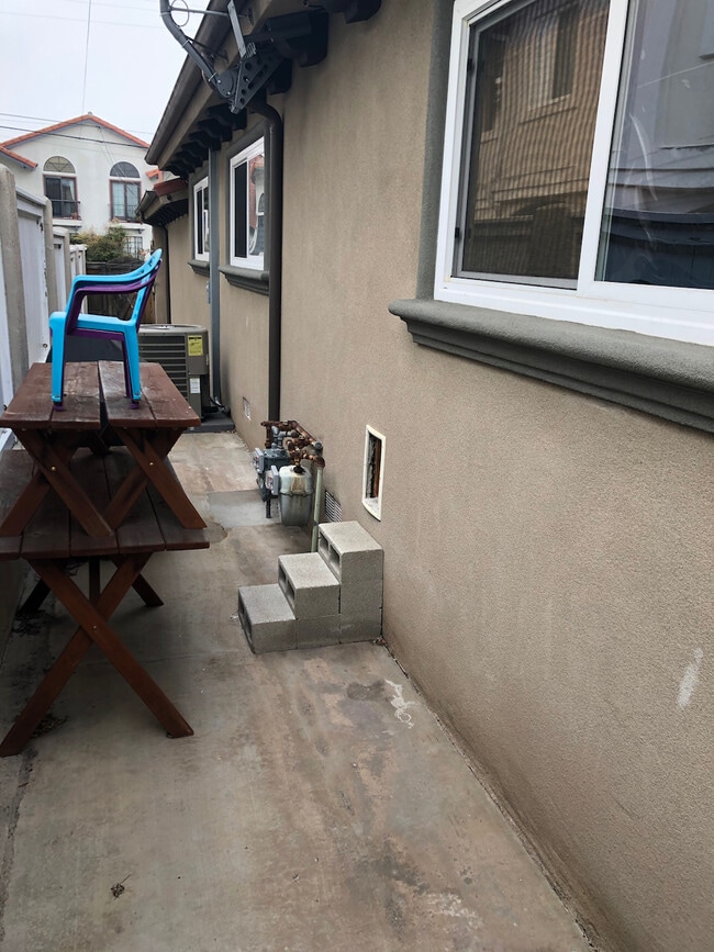 Doggy door to the side yard. - 2118 Ernest Ave