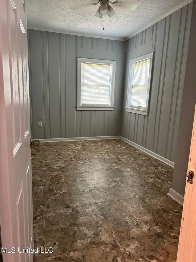Building Photo - 131 Grandview Cir