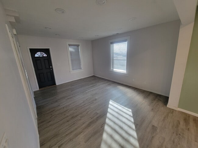 Building Photo - 198 W 200 S