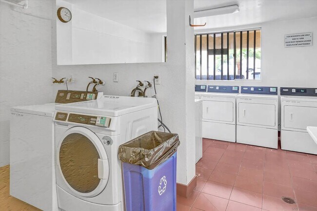 Building Photo - JUST BLOCKS TO THE BEAUTIFUL WIND AND SEA BEACHES!