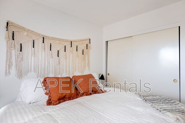 Building Photo - 61493 Desert Air Rd