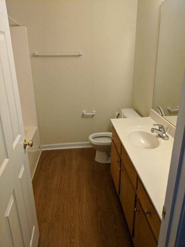Building Photo - Two bedroom, 1.5 townhouse in Graham (Park...