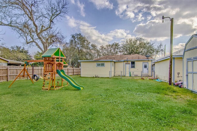 Building Photo - 11844 13th St