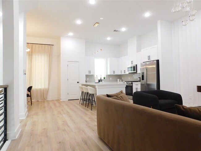 Building Photo - 3460 Bremond St