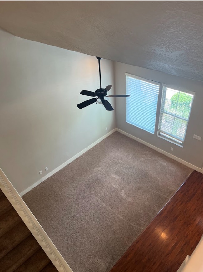 Building Photo - 3 Bedroom/2 Bathroom townhome in South Jordan