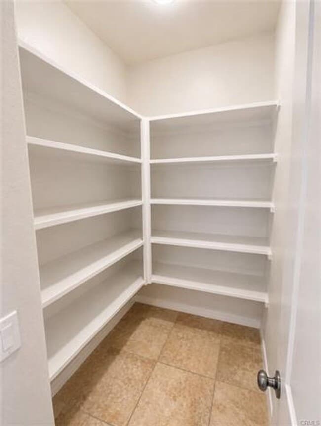 Building Photo - Spacious Single Story Home