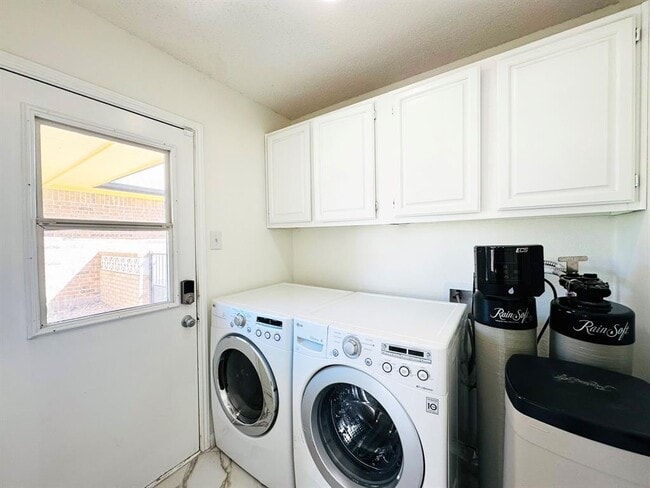 Building Photo - 306 Applewood Dr