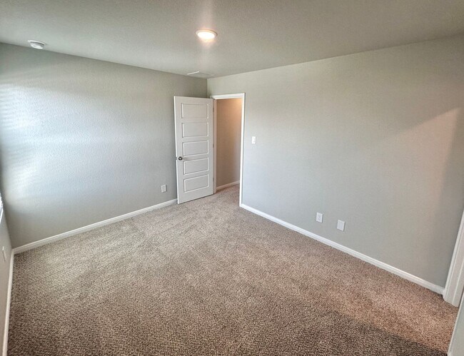 Building Photo - Luxury 2-Story, 3-Bed/ 2.5-Bath Duplex in ...