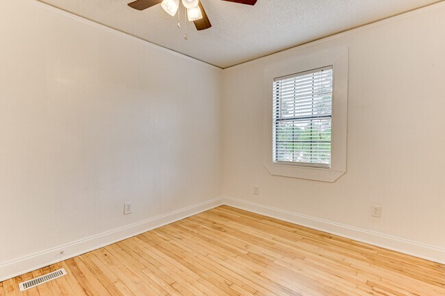 Building Photo - 2446 Young Dr