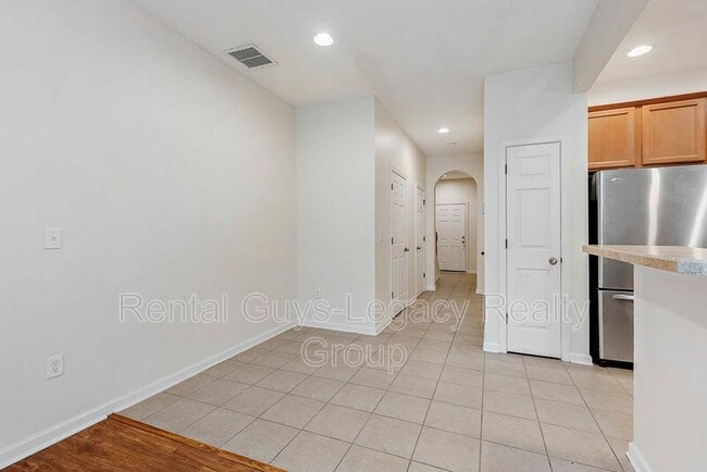 Building Photo - 5868 Pavilion Dr