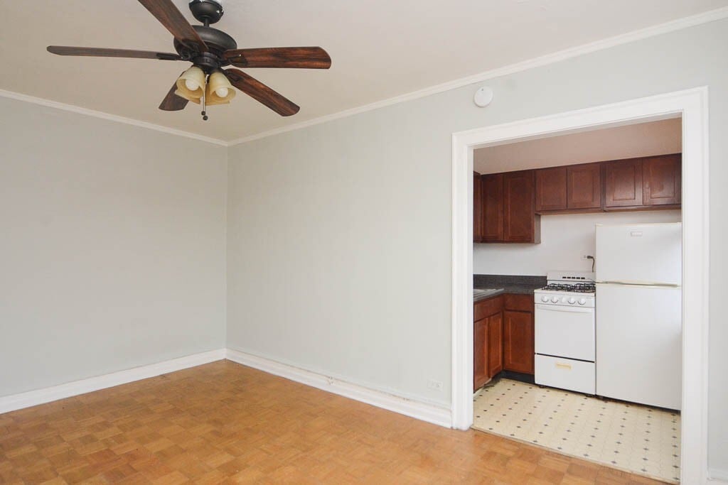 Building Photo - 653 W Belmont Ave