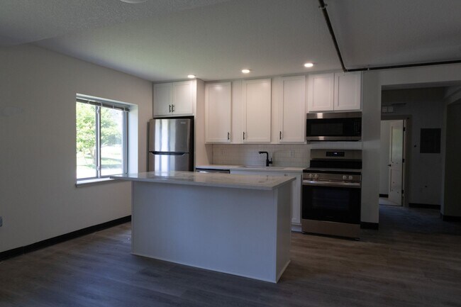 Building Photo - $1,450 / 2br - 560ft2 - RENOVATED 2BD, 1BA...