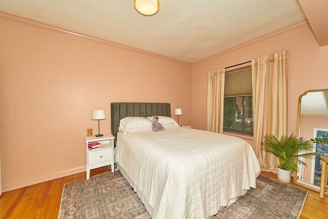 Building Photo - Beautiful Condo in the Heart of SoBro!