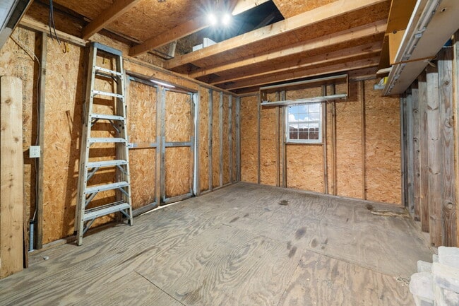 Building Photo - Spacious 5-Bedroom Retreat on Hidden Lake Court with Pool