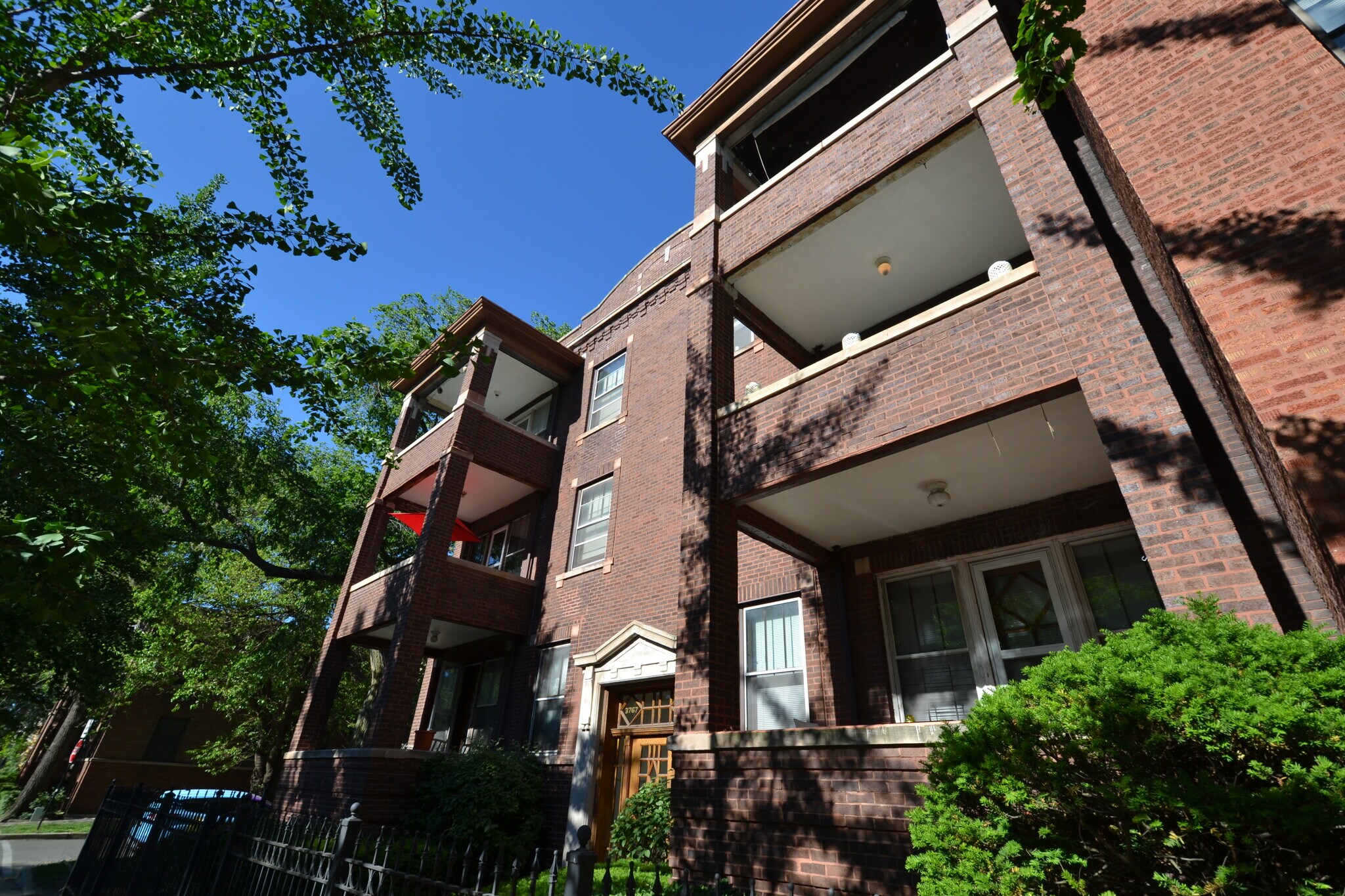 Building Photo - 3767 N Lakewood Ave