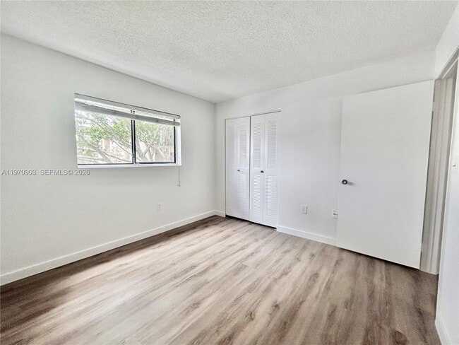 Building Photo - 400 Palm Cir W