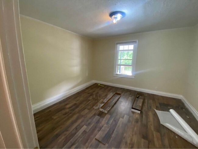 Building Photo - 724 W Main St