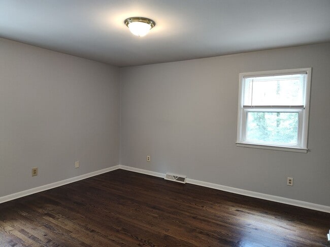 Building Photo - Charming split level home located in the Mcclintock Woods Community in Charlotte!