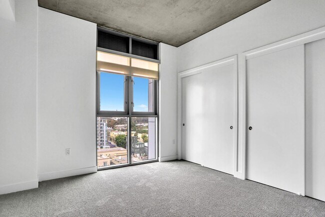 Building Photo - Gorgeous downtown unit! Views from every room!