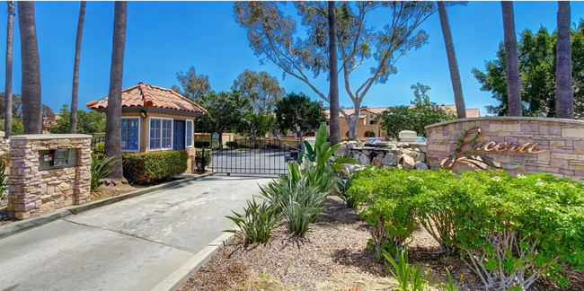 Building Photo - Awesome Condo - Complex W/ Pool, Gym & BBQ...