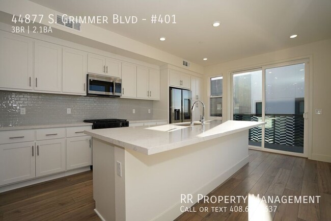 Building Photo - Brand New Top Floor Condo in Excellent Fre...