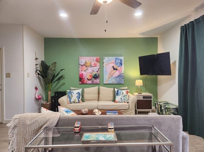 Building Photo - 206 W Red Snapper St