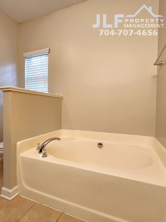 Building Photo - Beautiful 2 Story Condo in the Ballantyne Area of Charlotte!