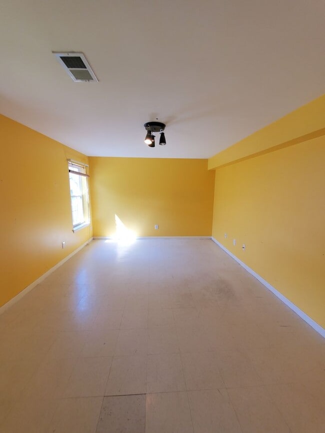 Building Photo - Waterfront! Spacious, updated, 4-bedroom &...