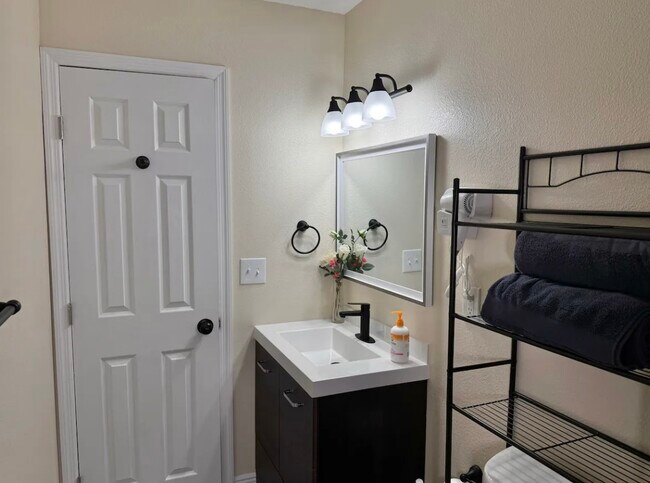 Building Photo - 1265 Aquarius Ave