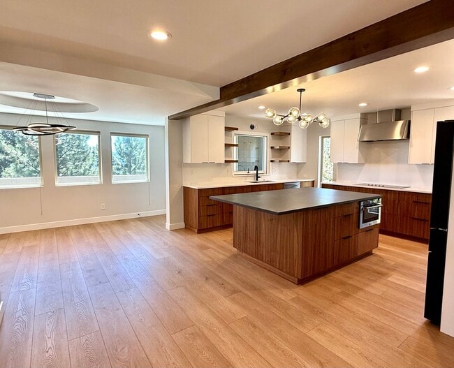 Building Photo - 4 Bedroom Home in Awbrey Butte Neighborhood – Unfurnished, Short Lease