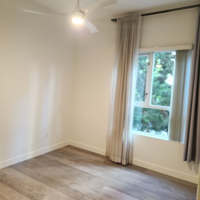 Building Photo - Little Italy 2bed Townhouse, Wait, how cut...
