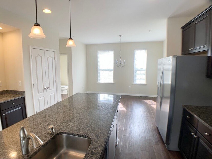 Building Photo - 512 Cobble Dr