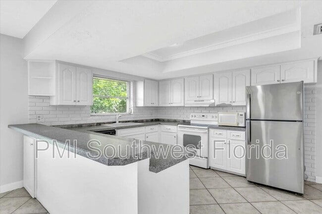 Building Photo - 1405 Cambridge Dr