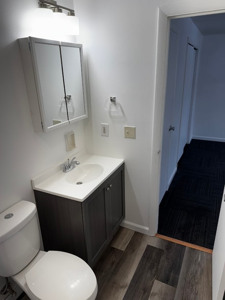 Building Photo - 460 Wells Dr