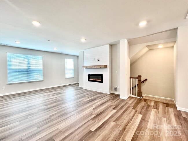 Building Photo - 15022 Camus Ct