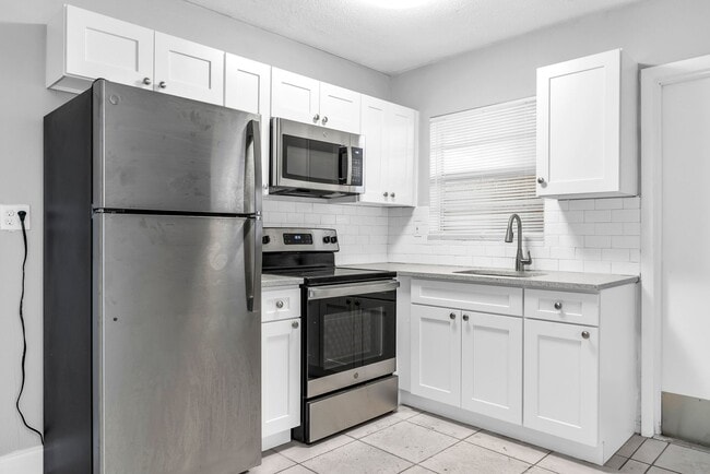 Building Photo - Updated 1bd Apartments - Walk to Young Cir...
