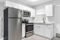 Building Photo - Updated 1bd Apartments - Walk to Young Circle!