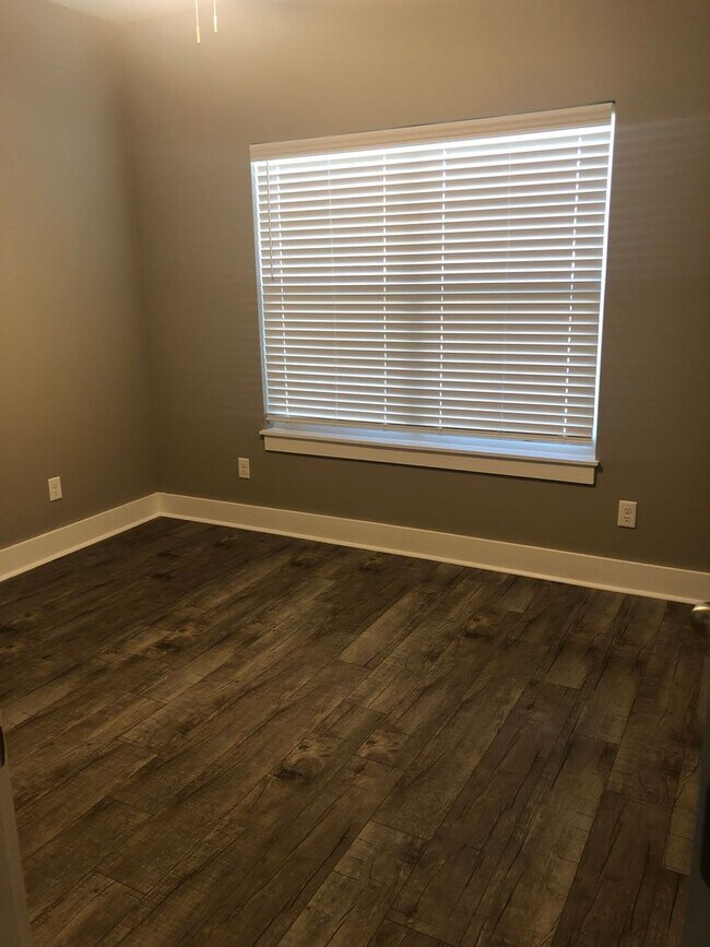 Building Photo - 3 Bedroom 2 bath  Home in Valley View -Mov...
