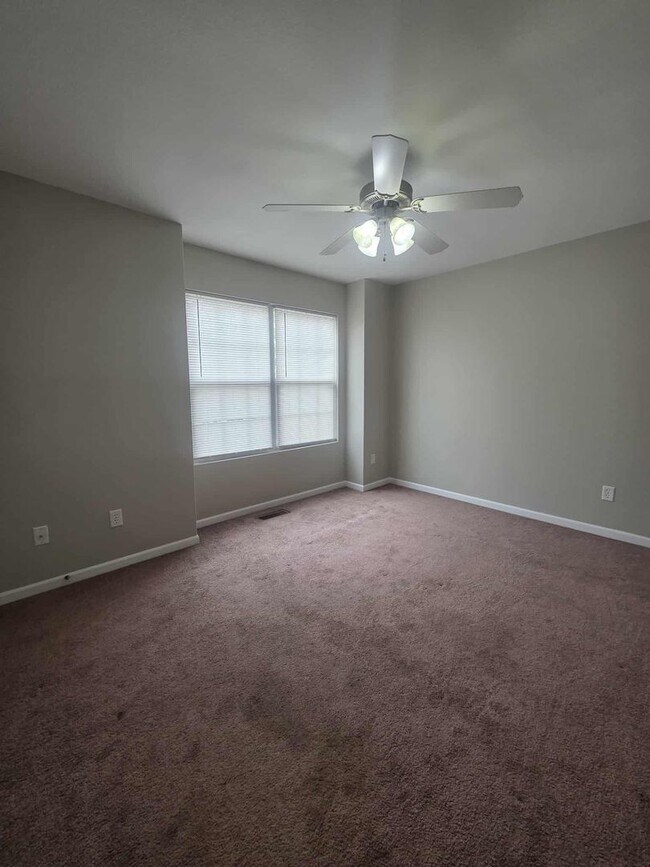 Building Photo - 936 W 8th St