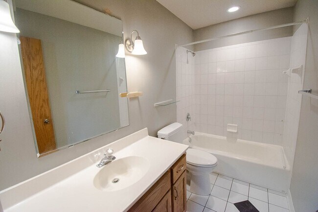 Building Photo - Pet friendly Country Club Manor home with fenced yard!