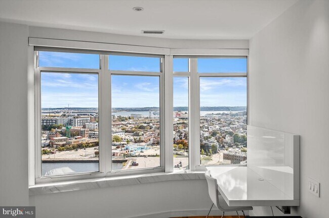 Building Photo - 100 Harborview Dr