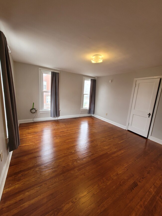 Building Photo - 104 S Main St