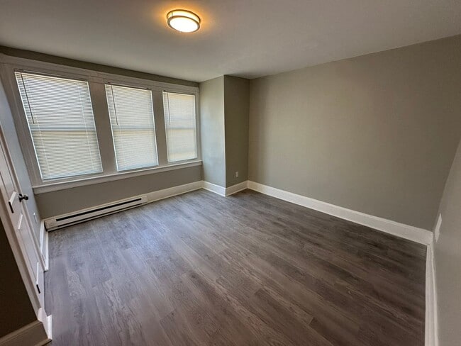 Building Photo - Discover the charm of this spacious 3-bedr...