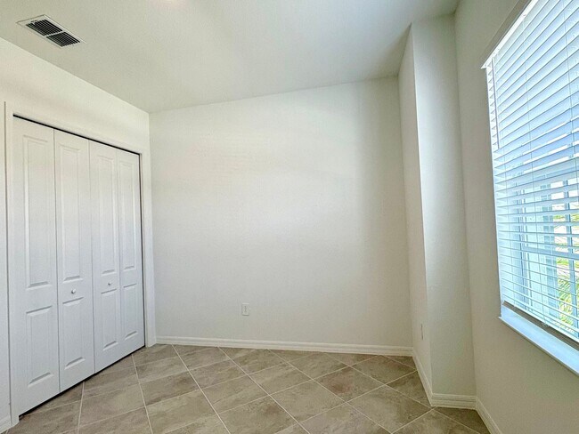 Building Photo - Brand New Luxury Rental in Wellen Park – Never Lived In!