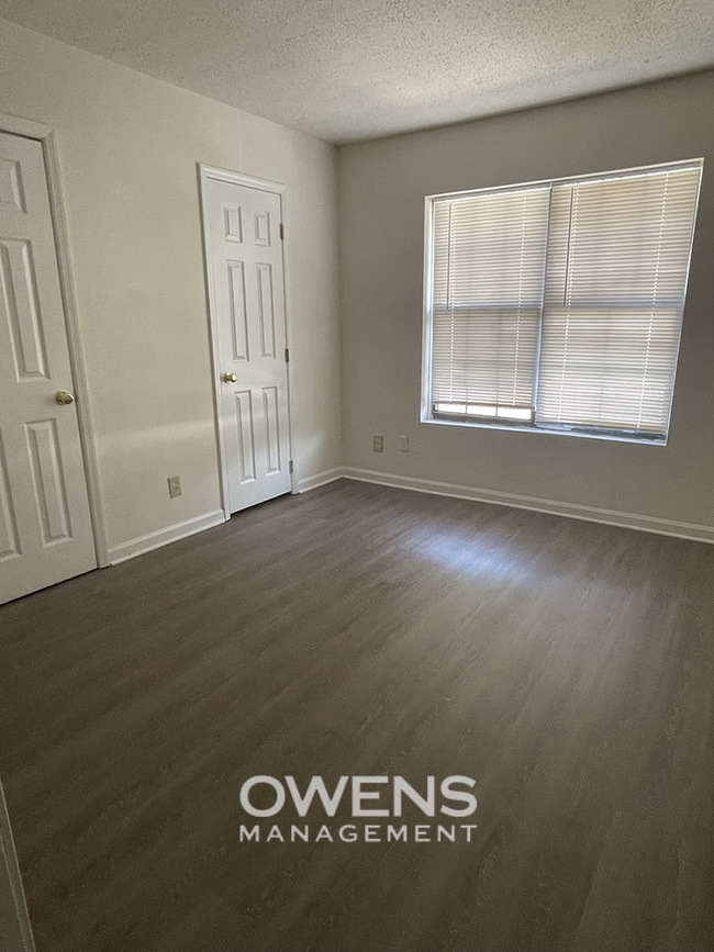 Building Photo - Condo with Lake Access Available Immediately