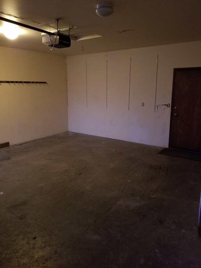 Building Photo - Bellevue Manor 2br 2ba Double garage