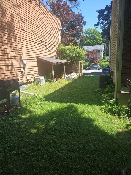 Side yard - 326D Cortland St