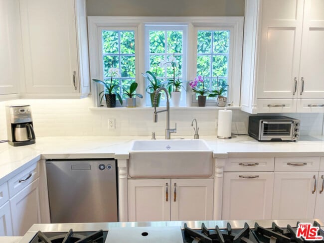 Building Photo - 934 S Dunsmuir Ave