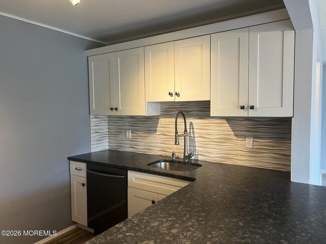 Building Photo - 9 Des Moines Ct